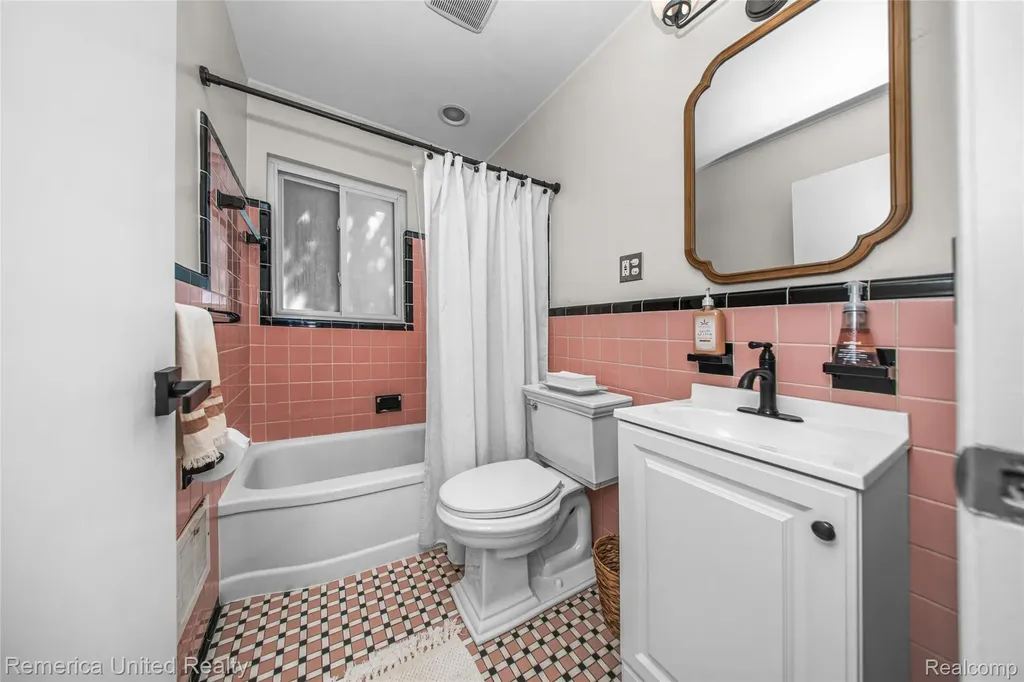 717 S Edgeworth Avenue Royal Oak City MI 48067