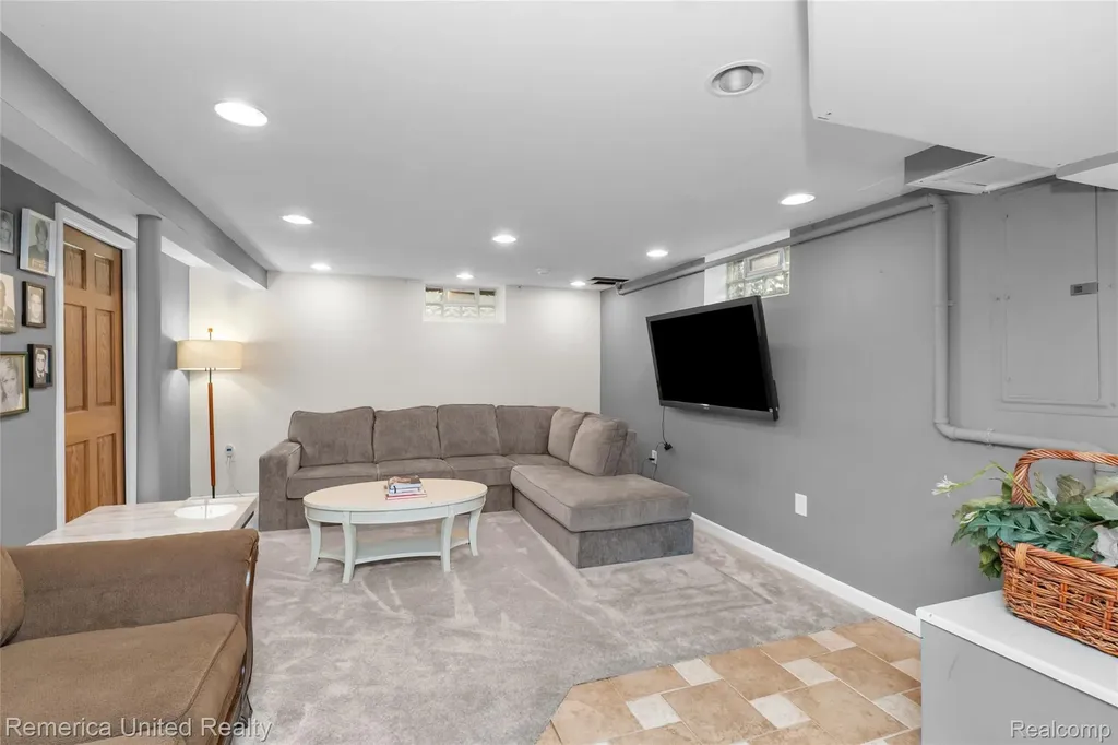 717 S Edgeworth Avenue Royal Oak City MI 48067