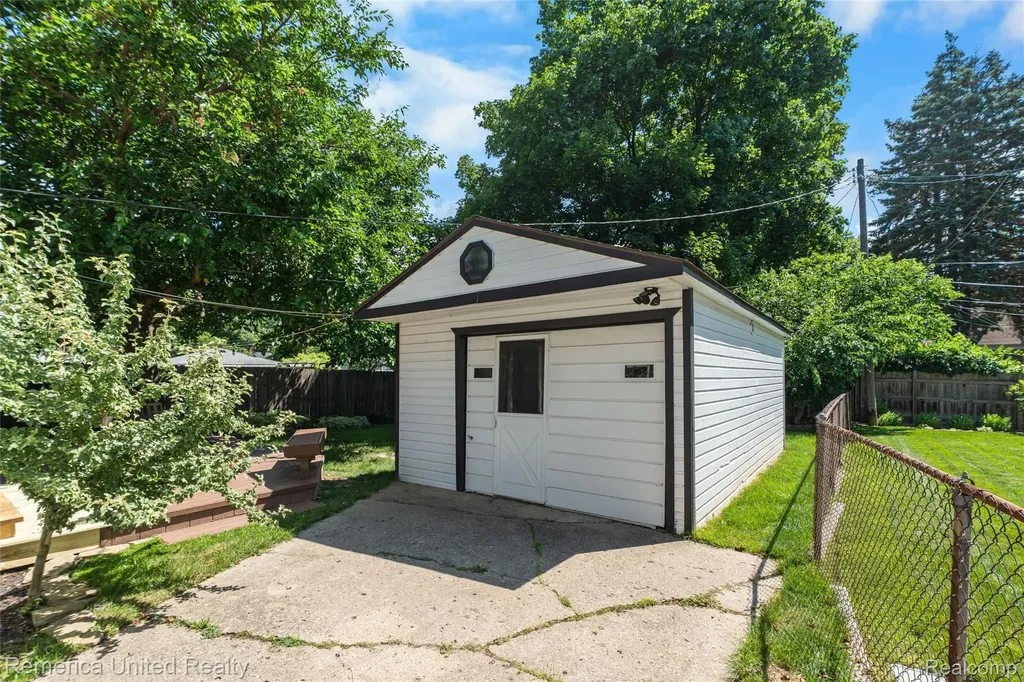 717 S Edgeworth Avenue Royal Oak City MI 48067