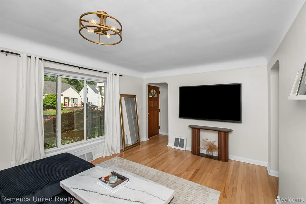 717 S Edgeworth Avenue Royal Oak City MI 48067