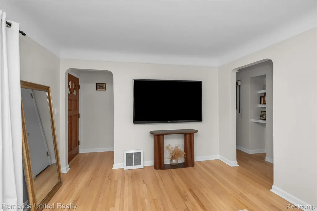 717 S Edgeworth Avenue Royal Oak City MI 48067