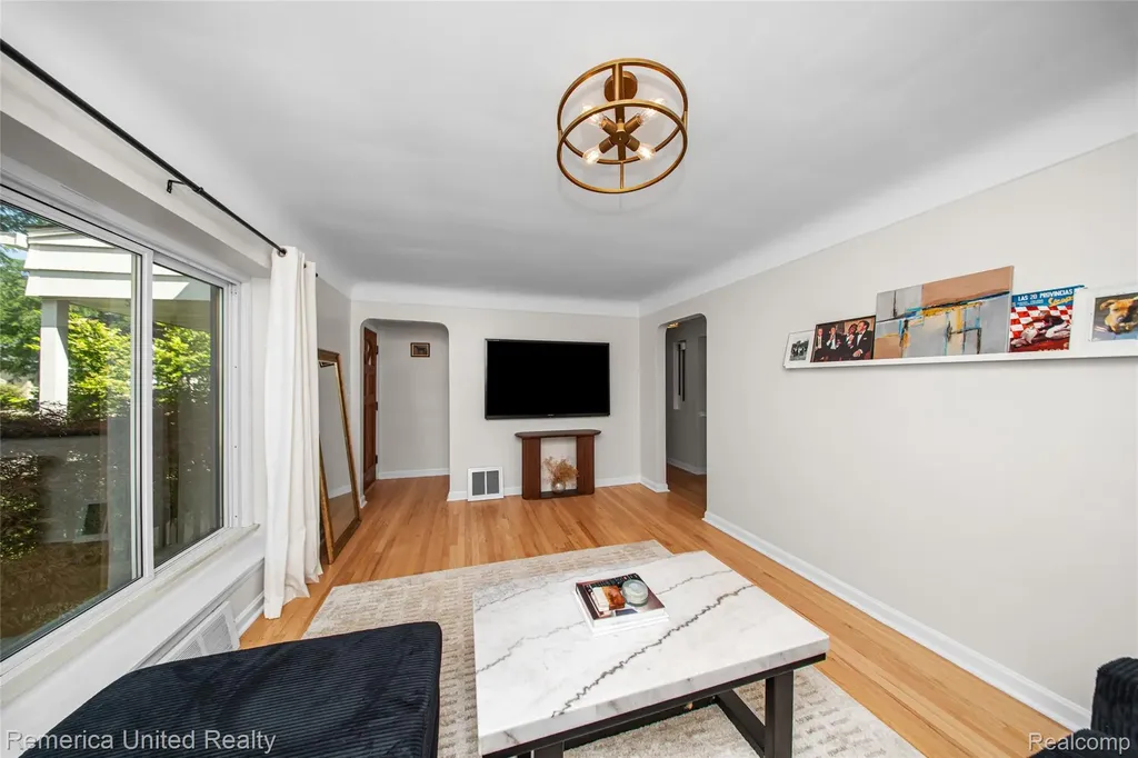 717 S Edgeworth Avenue Royal Oak City MI 48067