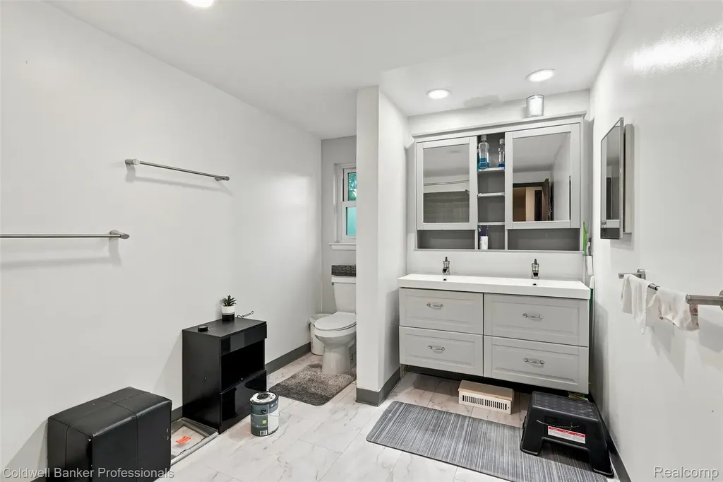 23821 Manistee Street Oak Park City MI 48237