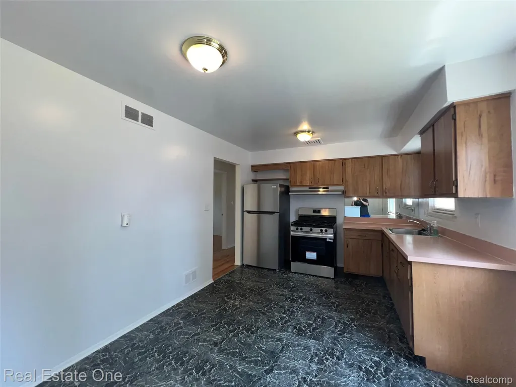 25563 Baker Taylor City MI 48180
