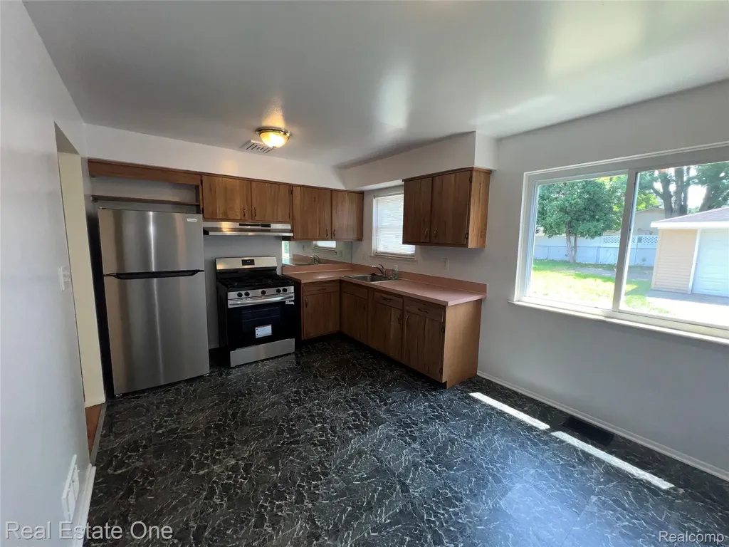 25563 Baker Taylor City MI 48180