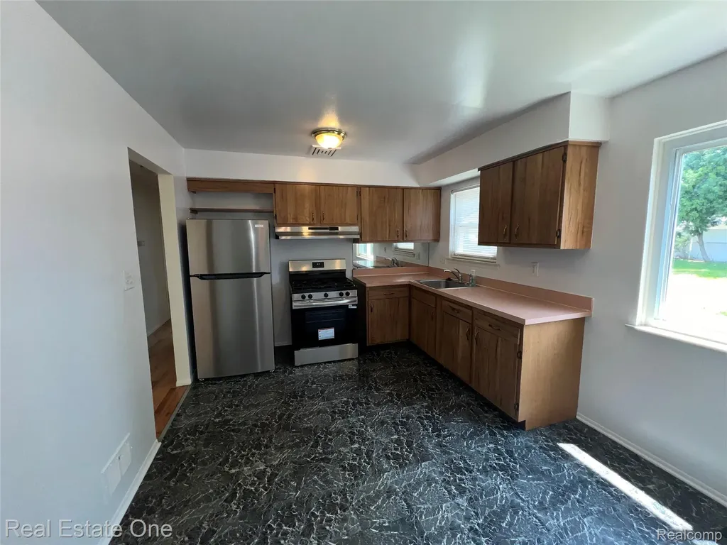 25563 Baker Taylor City MI 48180