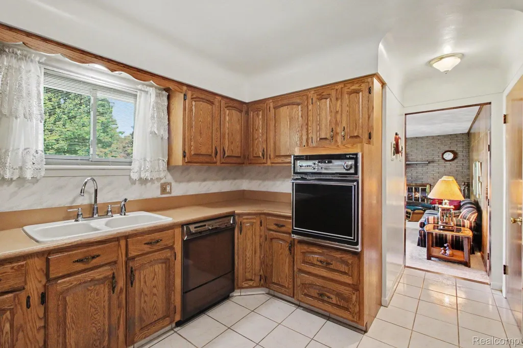 3577 Meadowleigh Lane Waterford Charter Township MI 48329