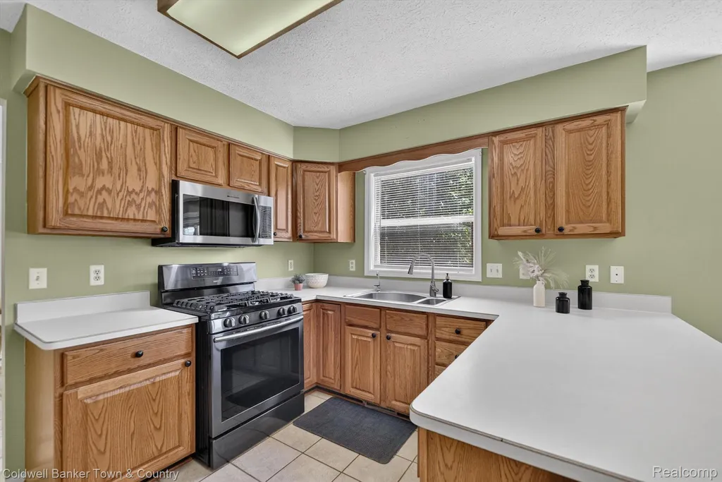 9016 Hyacinth Way Green Oak Township MI 48116
