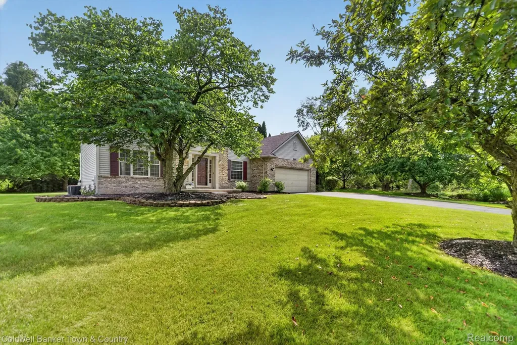 9016 Hyacinth Way Green Oak Township MI 48116