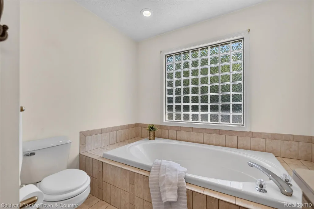 9016 Hyacinth Way Green Oak Township MI 48116