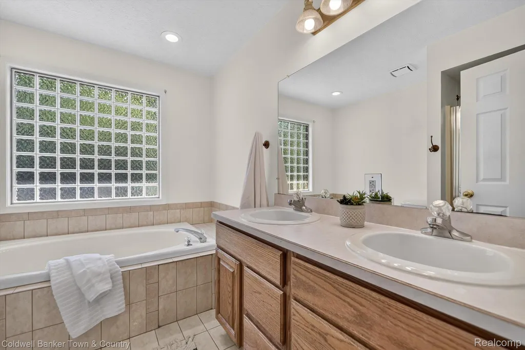 9016 Hyacinth Way Green Oak Township MI 48116