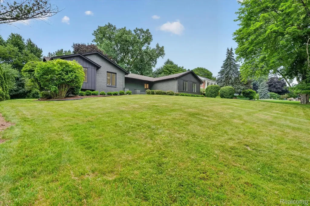 756 Great Oaks Drive Bloomfield Hills City MI 48304