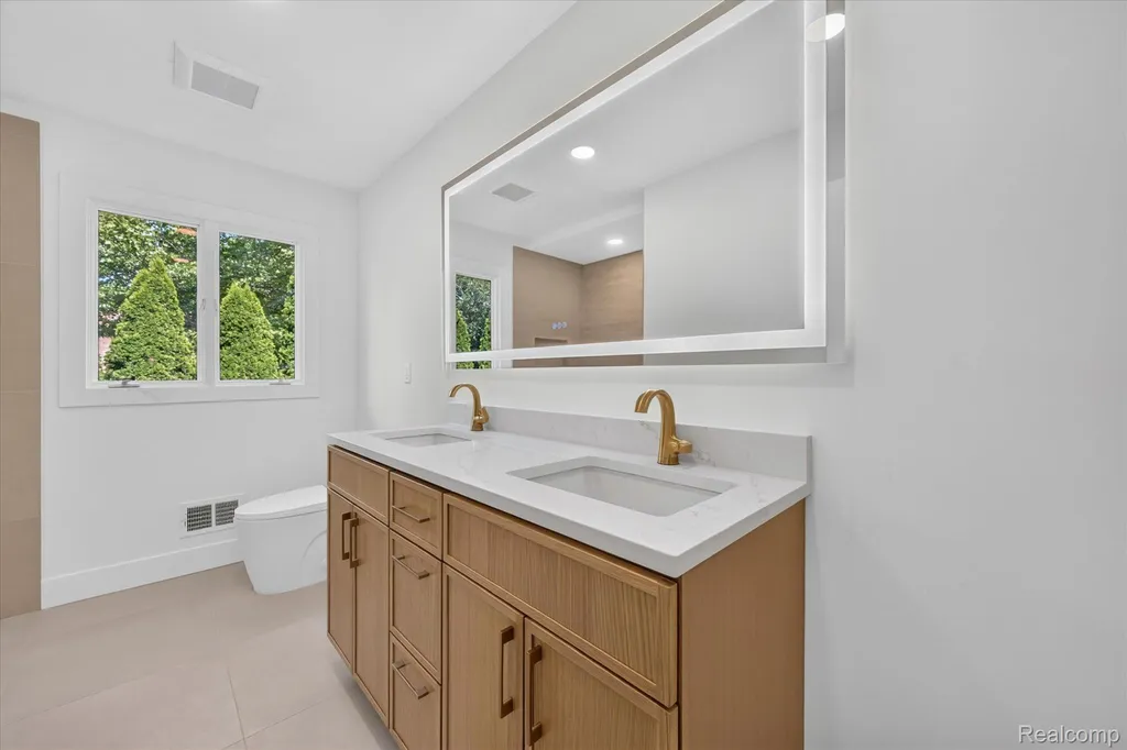 756 Great Oaks Drive Bloomfield Hills City MI 48304