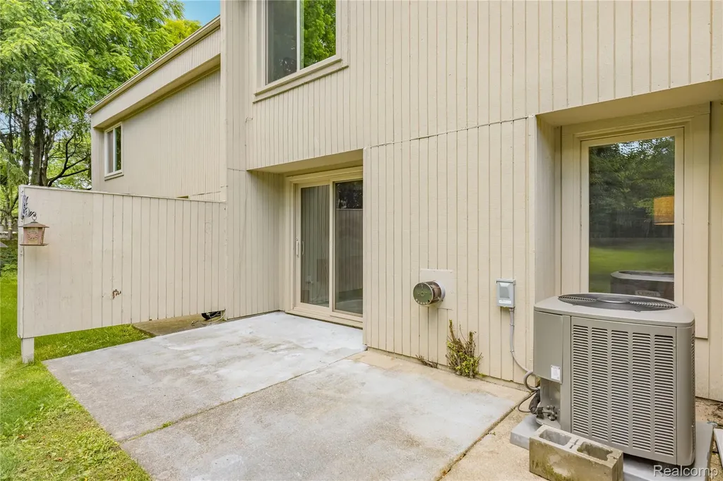 39455 Country Lane Novi City MI 48375