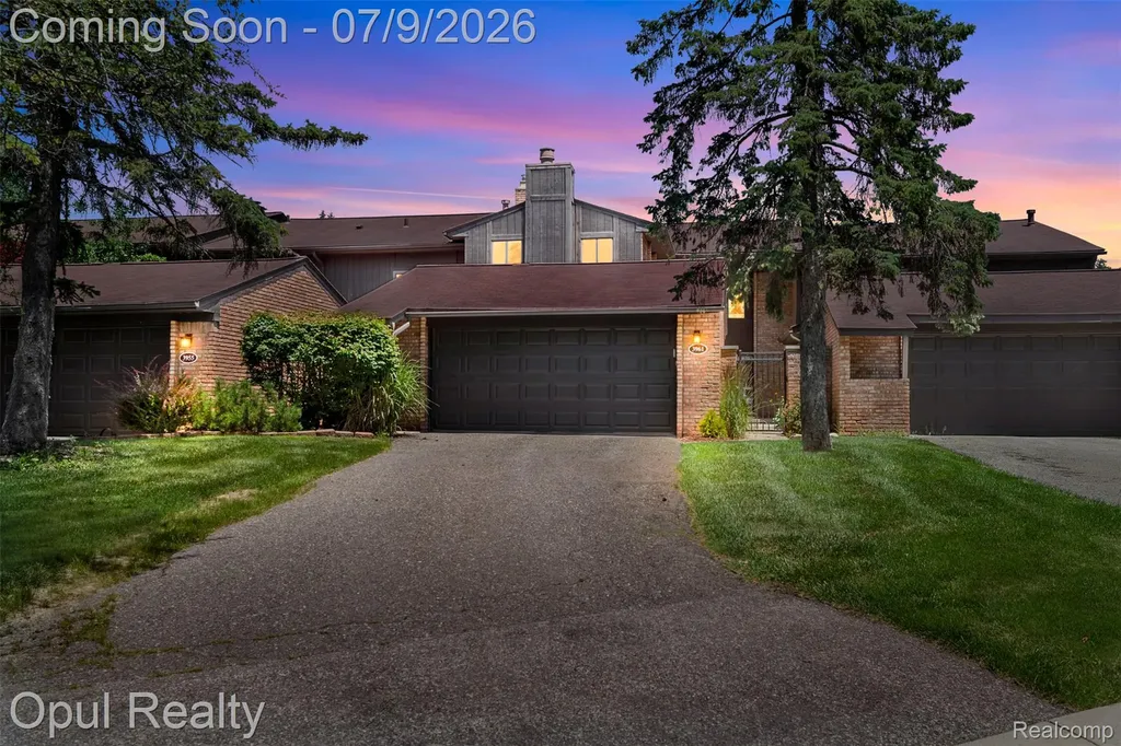 3961 Chablis Street West Bloomfield Charter Township MI 48323