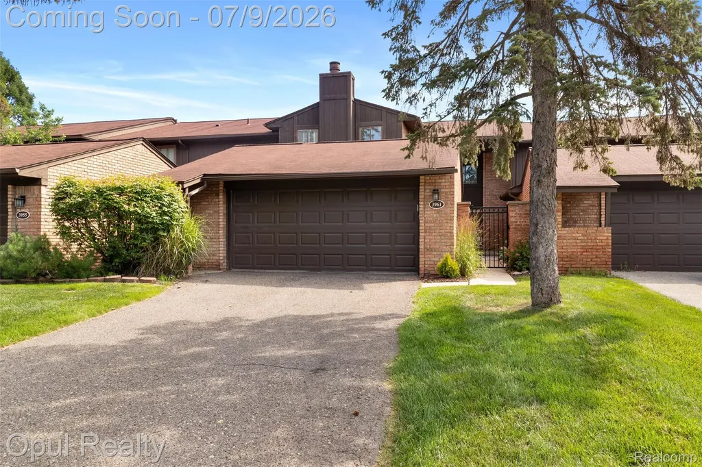 3961 Chablis Street West Bloomfield Charter Township MI 48323