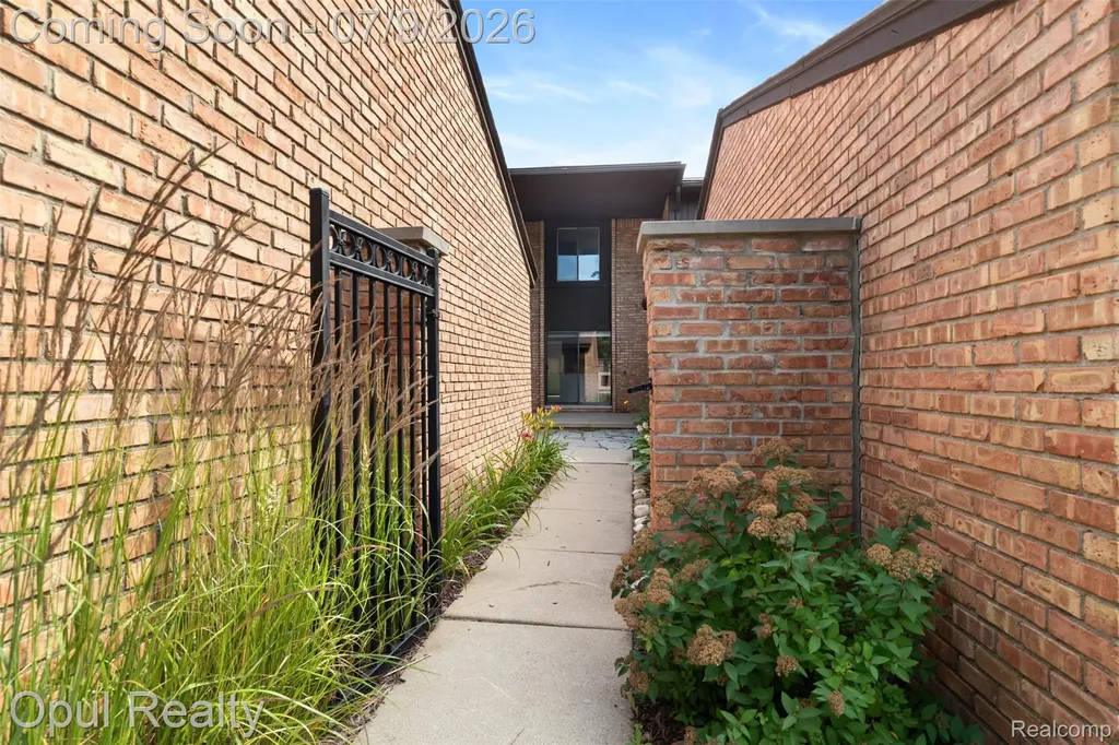 3961 Chablis Street West Bloomfield Charter Township MI 48323