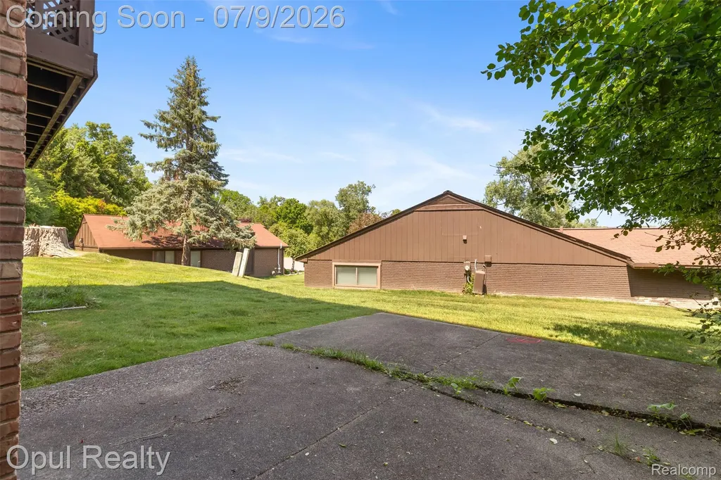 3961 Chablis Street West Bloomfield Charter Township MI 48323