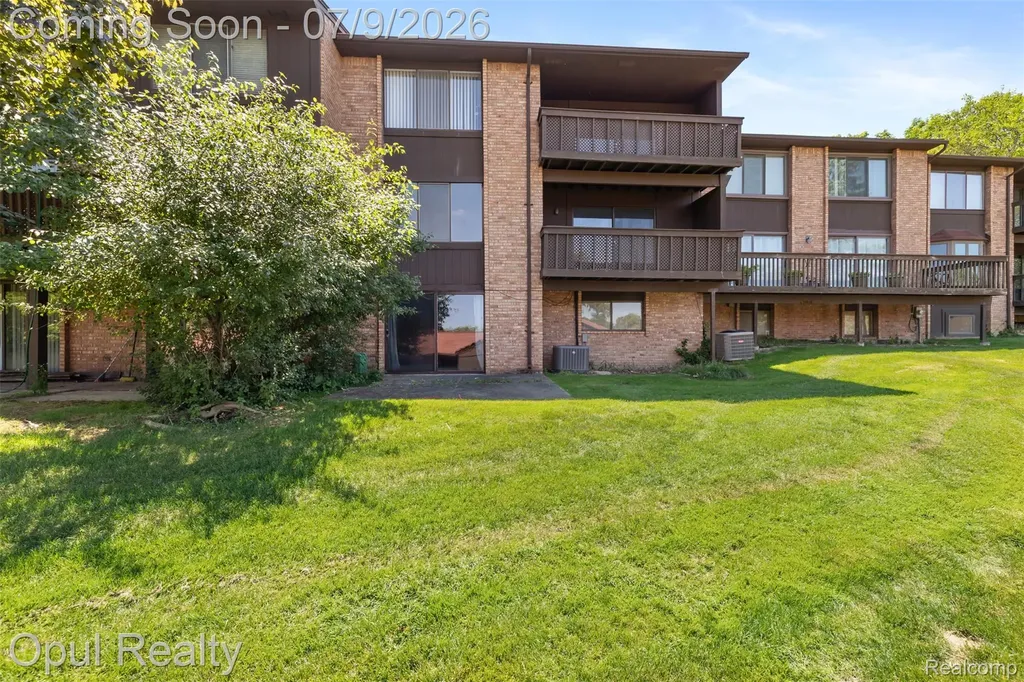 3961 Chablis Street West Bloomfield Charter Township MI 48323