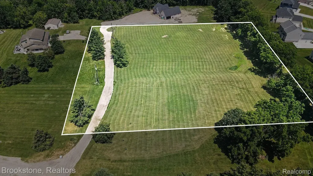 27000 Stancrest Drive Lyon Charter Township MI 48178