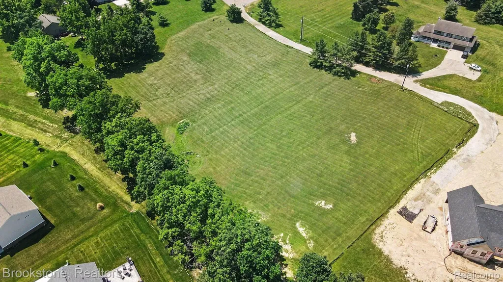 27000 Stancrest Drive Lyon Charter Township MI 48178
