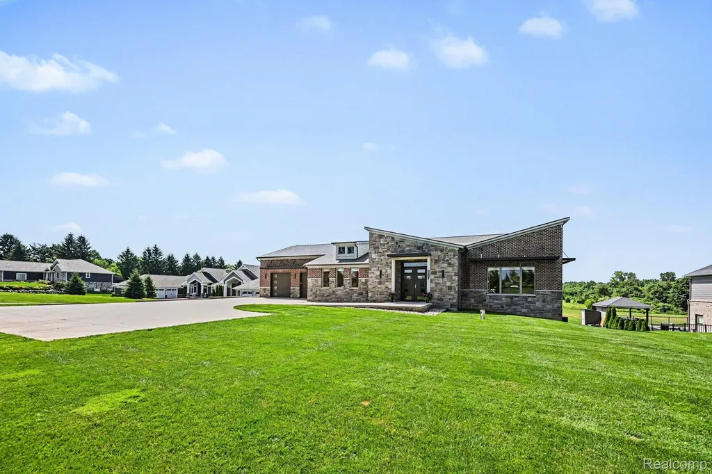 2943 Sleeth Road Commerce Charter Township MI 48382
