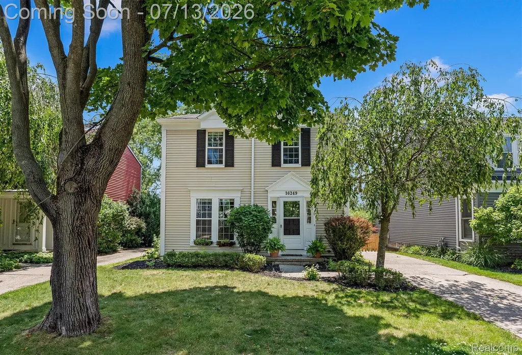 16249 Birwood Avenue Beverly Hills Village MI 48025