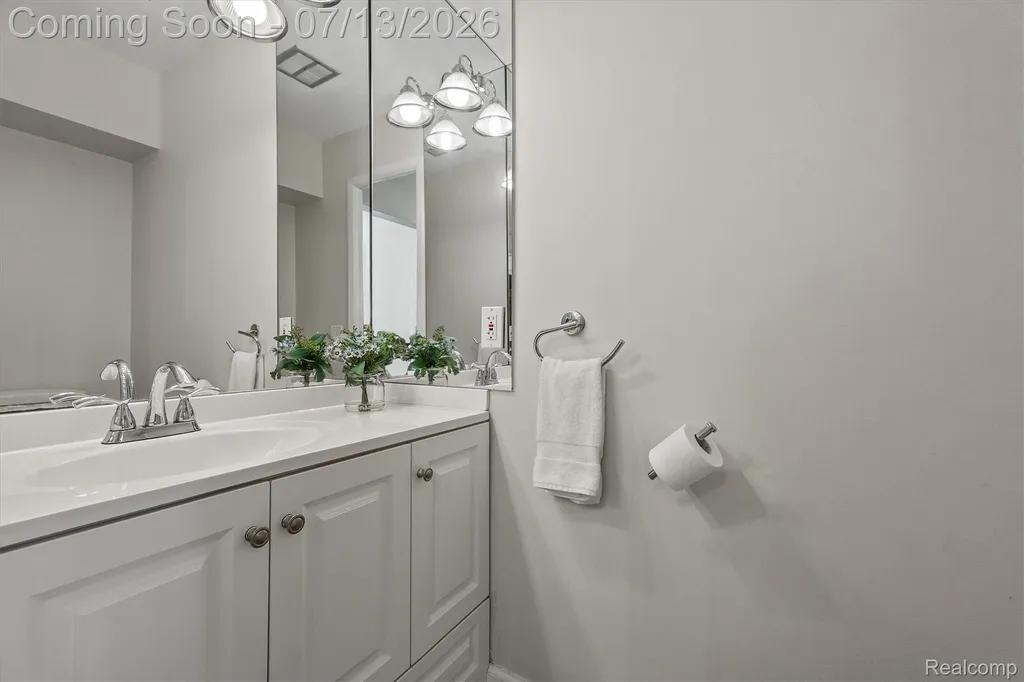 16249 Birwood Avenue Beverly Hills Village MI 48025