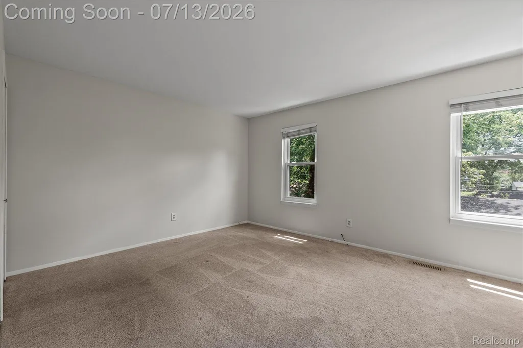 16249 Birwood Avenue Beverly Hills Village MI 48025
