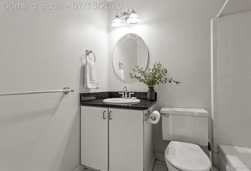 16249 Birwood Avenue Beverly Hills Village MI 48025