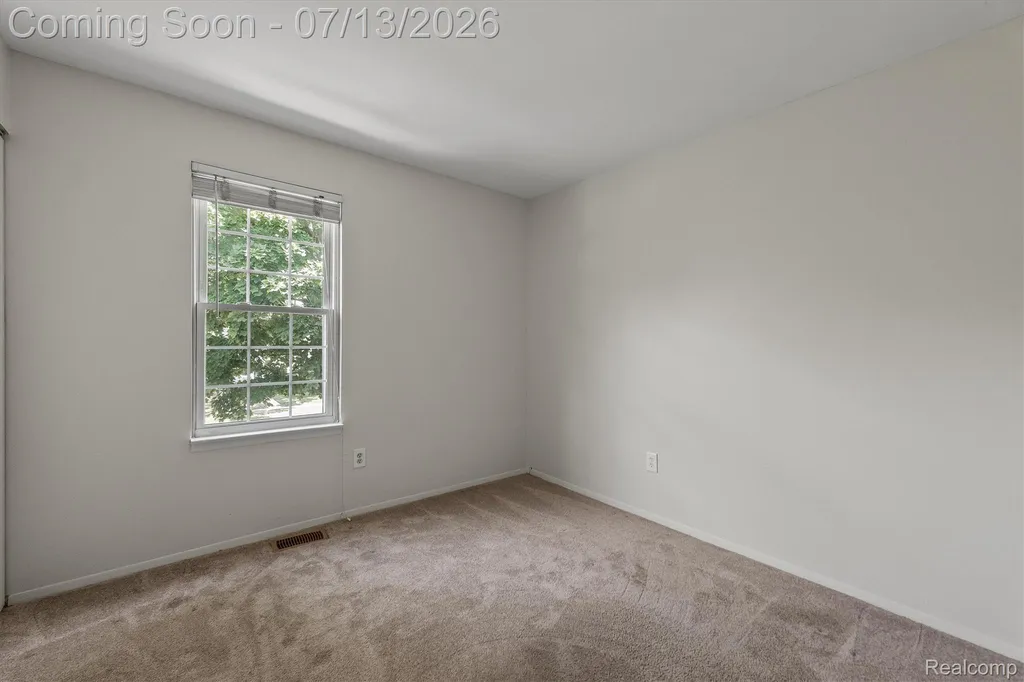 16249 Birwood Avenue Beverly Hills Village MI 48025