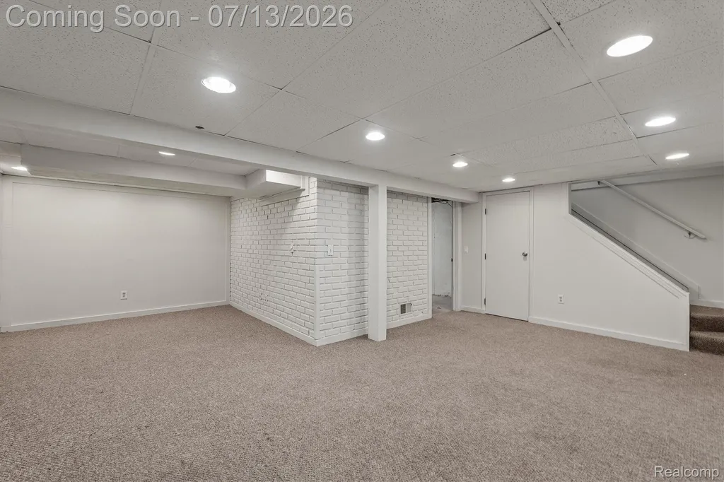 16249 Birwood Avenue Beverly Hills Village MI 48025