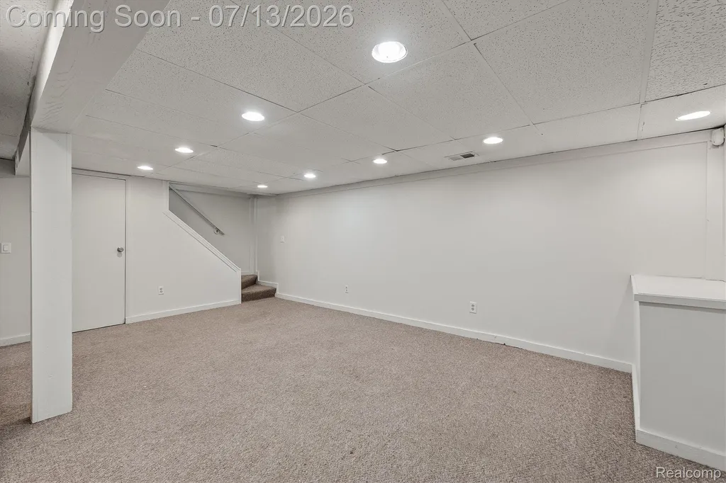 16249 Birwood Avenue Beverly Hills Village MI 48025
