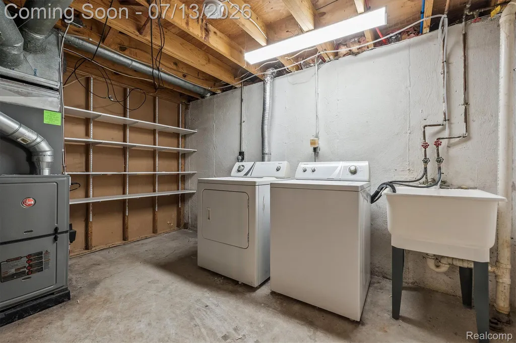16249 Birwood Avenue Beverly Hills Village MI 48025