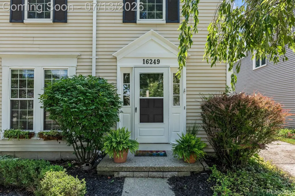 16249 Birwood Avenue Beverly Hills Village MI 48025
