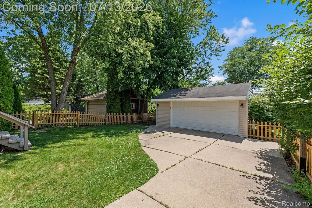 16249 Birwood Avenue Beverly Hills Village MI 48025