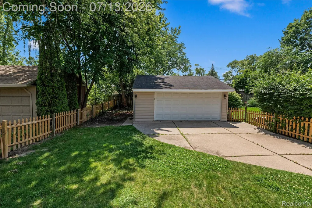 16249 Birwood Avenue Beverly Hills Village MI 48025