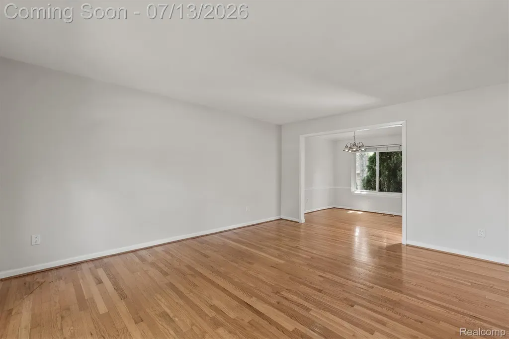 16249 Birwood Avenue Beverly Hills Village MI 48025