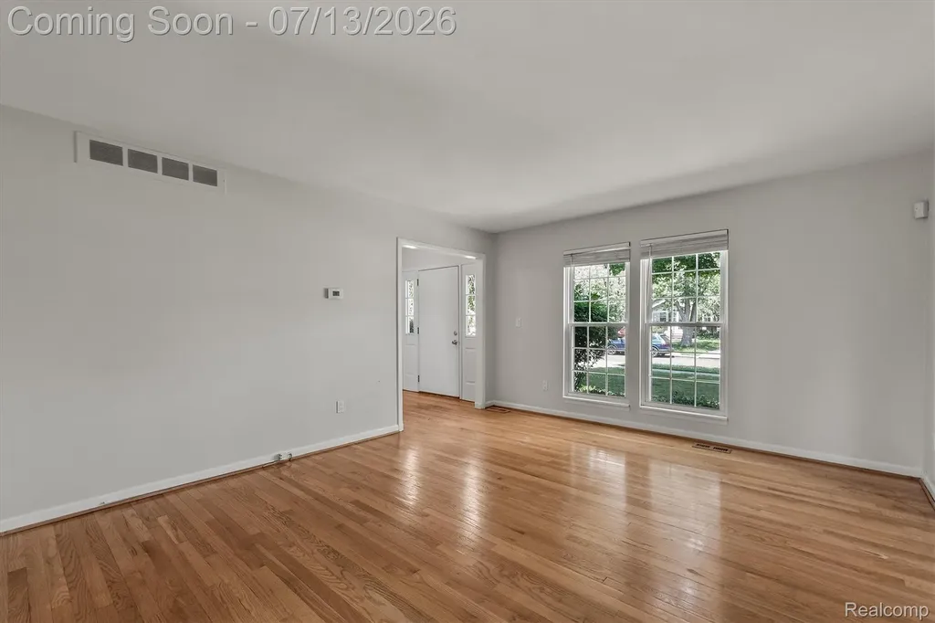 16249 Birwood Avenue Beverly Hills Village MI 48025