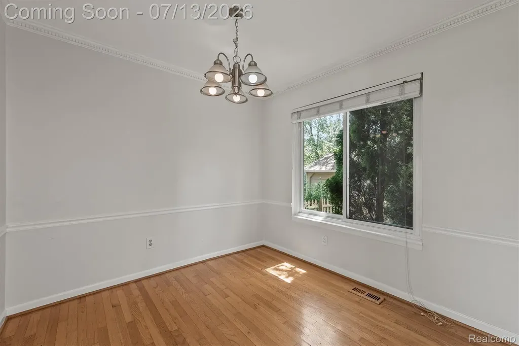 16249 Birwood Avenue Beverly Hills Village MI 48025