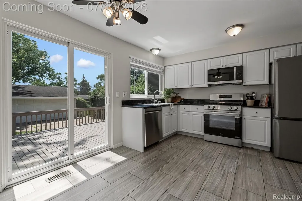 16249 Birwood Avenue Beverly Hills Village MI 48025