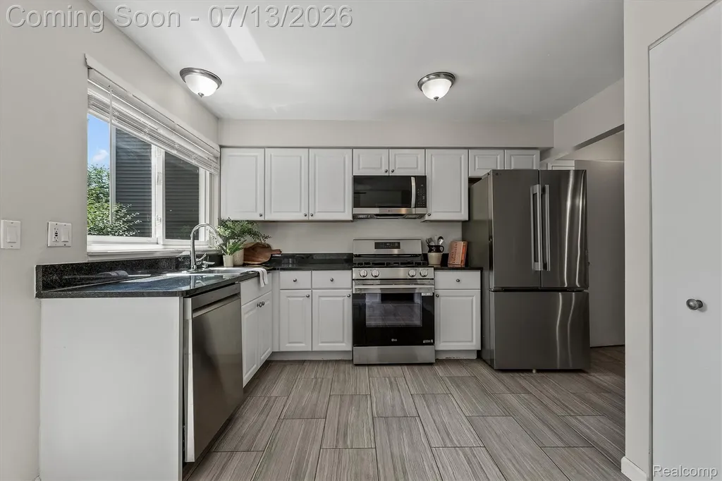 16249 Birwood Avenue Beverly Hills Village MI 48025
