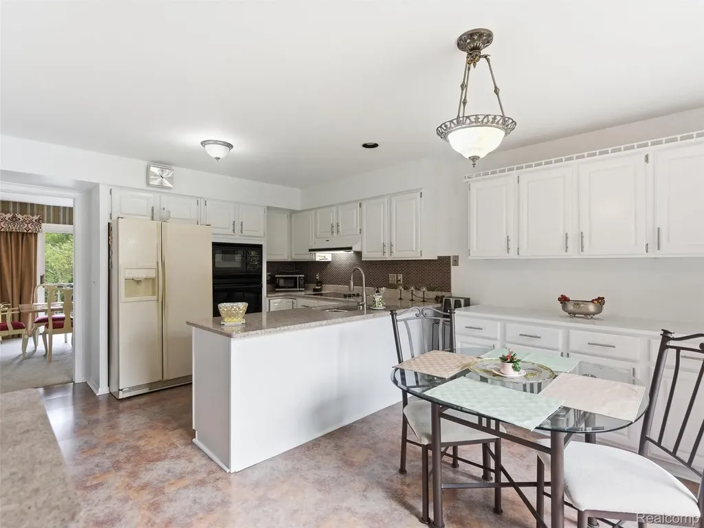 4261 Wabeek Lake Drive S Bloomfield Hills City MI 48302