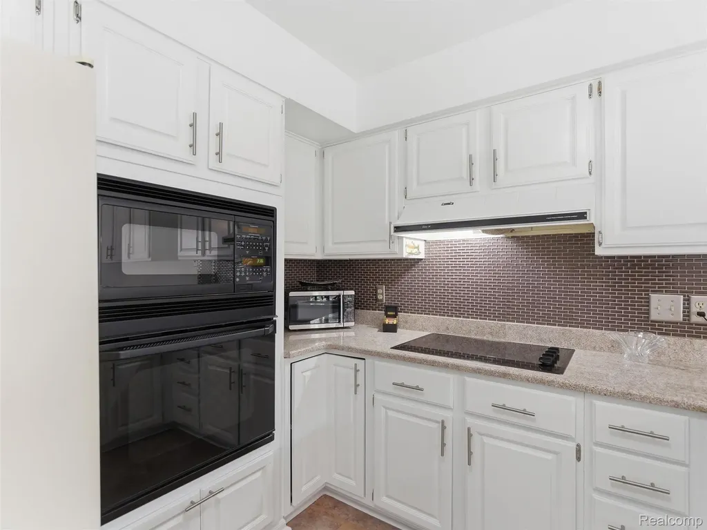 4261 Wabeek Lake Drive S Bloomfield Hills City MI 48302