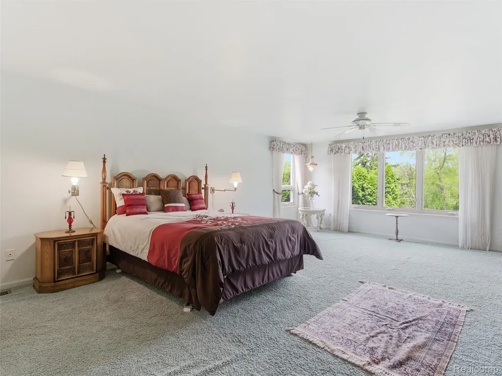 4261 Wabeek Lake Drive S Bloomfield Hills City MI 48302