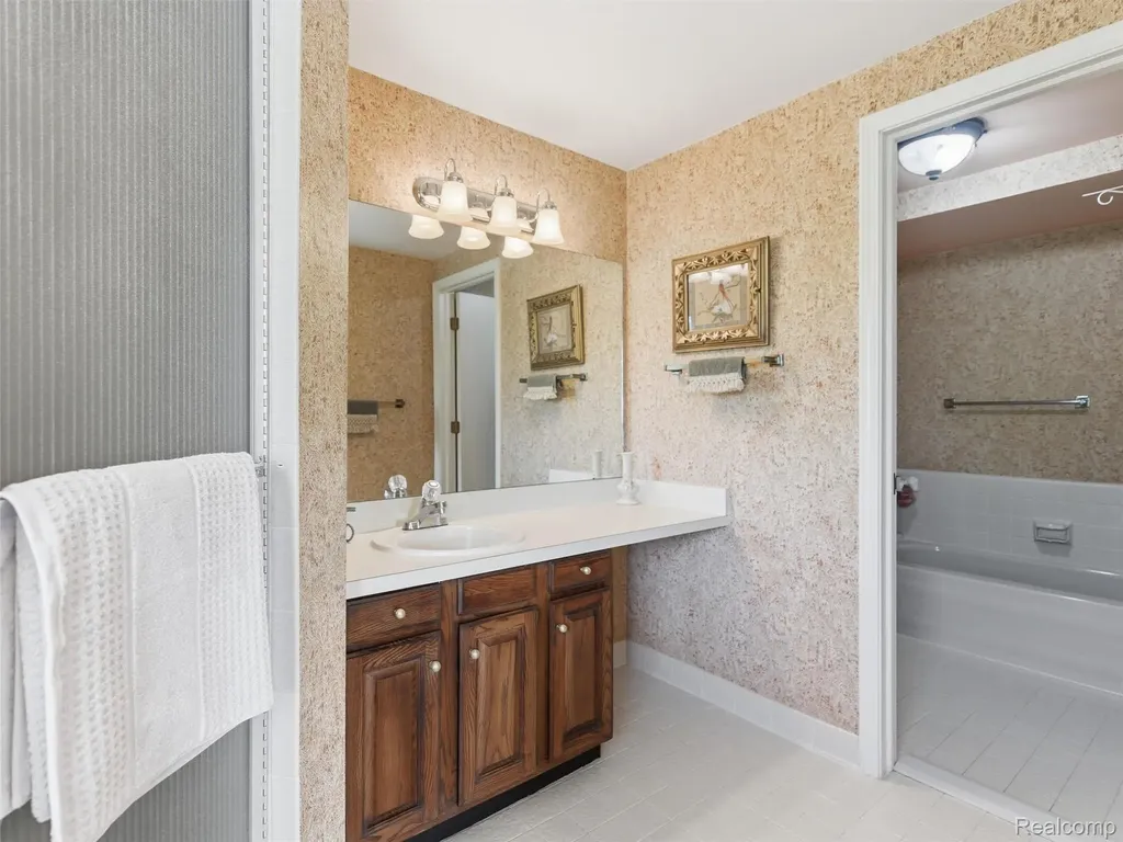 4261 Wabeek Lake Drive S Bloomfield Hills City MI 48302