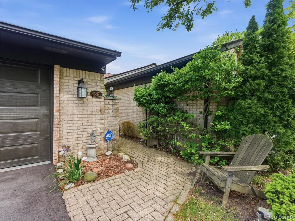 4261 Wabeek Lake Drive S Bloomfield Hills City MI 48302