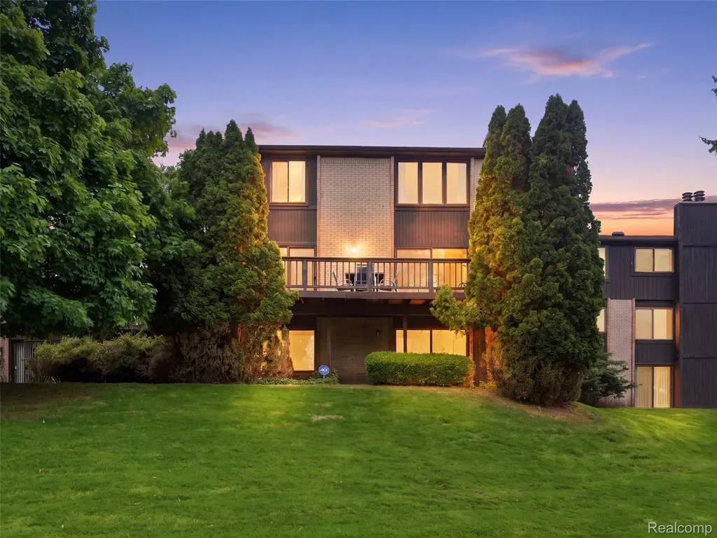 4261 Wabeek Lake Drive S Bloomfield Hills City MI 48302