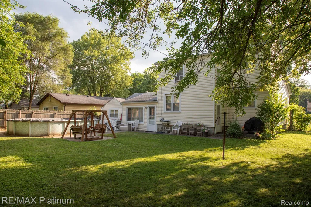 18696 Inkster Road E Redford Charter Township MI 48240