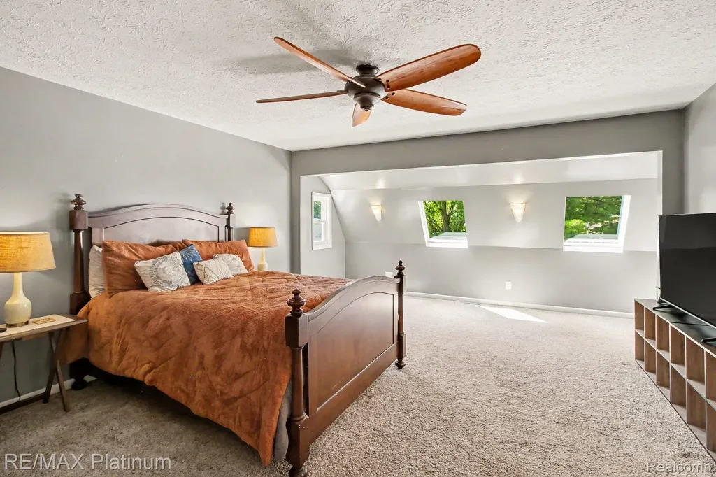 6317 Kevin Drive Hamburg Township MI 48116